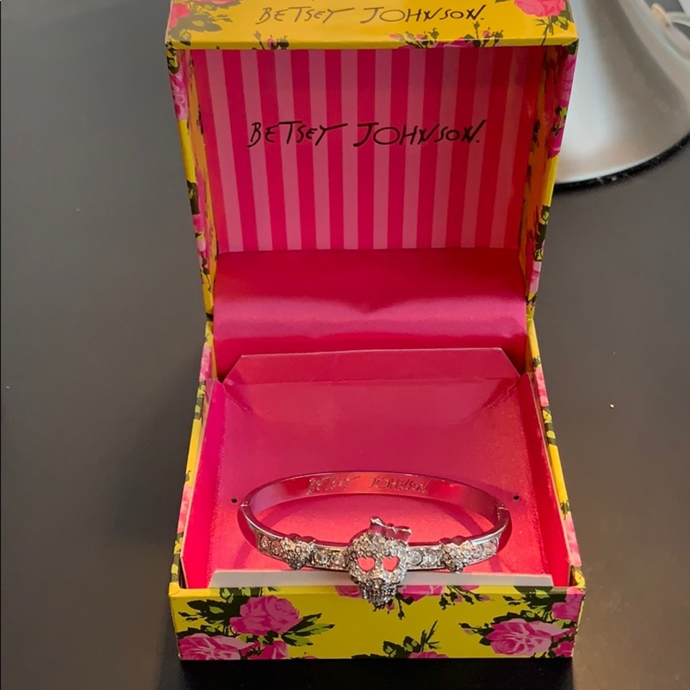 NWT Betsy Johnson skull bracelet